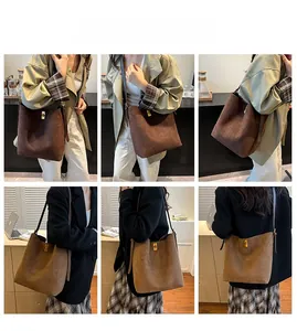 Dettaglio della borsa tote leopardata in pelle scamosciata con chiusura dorata e tracolla