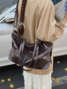 Grand sac cabas marron rétro en cuir PU montré dans une scène de rue automnale
