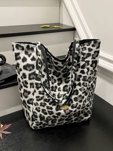 Grande borsa tote zebrata con etichetta metallica fatta a mano su legno nero
