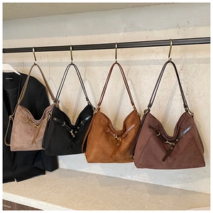 Dettaglio di quattro borse tote in pelle scamosciata beige, nera e marrone