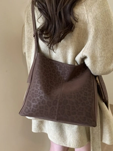 Retro dark brown leopard print bucket bag with adjustable strap and mini coin pouch