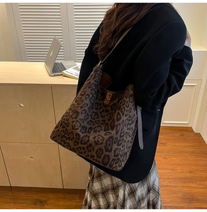 Dettagli della borsa tote scamosciata leopardata con chiusura girevole in metallo dorato
