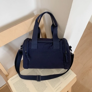 Dettaglio della borsa tote in nylon blu navy con tracolla regolabile e tasche a zip
