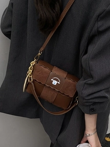 Sac bandoulière marron minimaliste en daim avec chaîne et bandoulière réglable