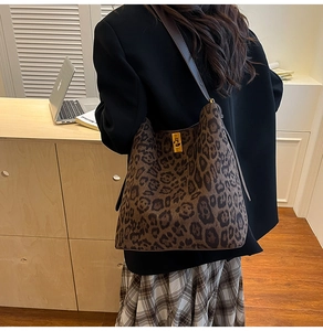 Dettaglio borsa shopper leopardata con chiusura a scatto in metallo dorato di lusso