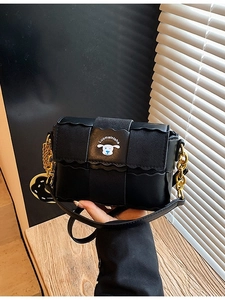 Sac bandoulière noir style oreiller avec motif chien et chaîne dorée décorative