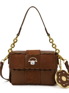 Sac oreiller biscuit en cuir marron avec bords ondulés, chaîne dorée et breloque