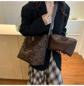 Dettaglio della borsa tote scamosciata leopardata con chiusura dorata e bustina abbinata