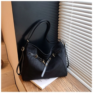 Dettaglio borsa shopper nera in camoscio con occhielli dorati e cinturini in pelle