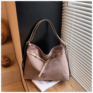 Grande borsa a tracolla in pelle scamosciata con cinturini e fibbie vintage d'oro