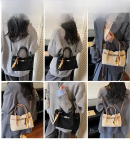 Détail du sac seau en daim avec fermoir vintage en métal et perles décoratives