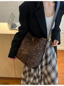 Grande borsa tote leopardata in similpelle scamosciata con chiusura in metallo dorato