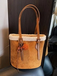 Vintage Faux Suede Plush Trim Bucket Bag For Women Large Capacity Autumn Winter Shoulder Bag With Heart Pendant