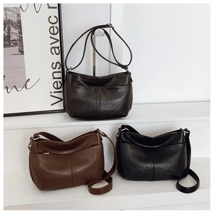 Détails de sacs à bandoulière en cuir texturé disponibles en noir, café et marron foncé