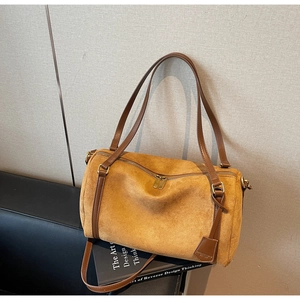 Dettaglio della borsa boston in pelle opaca caramello con doppia cerniera lampo