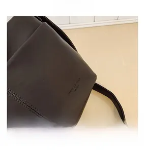 Détail du logo de mode embossé et des coutures de haute qualité sur le sac en cuir