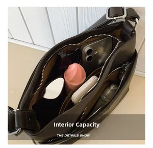 Détail de la grande capacité interne avec plusieurs compartiments pour objets