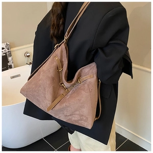 Dettaglio della grande borsa tote in pelle scamosciata marrone con fibbia metallica e tracolla