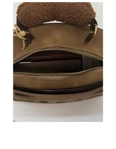 Vue intérieure d'un sac marron vintage montrant la capacité pour un smartphone