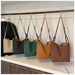 Fünf verschiedene Vintage-Veloursleder-Beuteltaschen in Creme, Schwarz, Grün und Braun