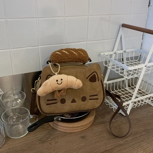 Détail d'un sac chat avec pendentif croissant et poignée en peluche de haute qualité
