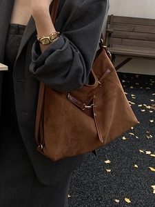 Grande borsa a tracolla in pelle scamosciata marrone con cinturino in pelle scena autunno