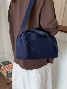 Grande borsa a cilindro in nylon blu scuro con tracolla ampia in tessuto regolabile