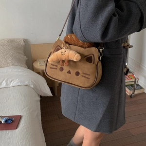 Détail du sac bandoulière chat marron mat avec oreilles 3D et charme croissant