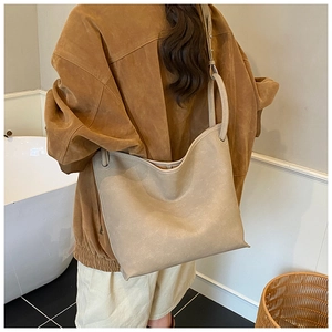 Detail der hellbraunen Hobo-Tasche mit großem Fassungsvermögen und breitem Schultergurt
