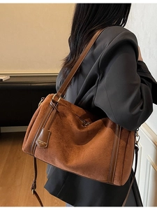 Borsa a tracolla retrò in pelle scamosciata marrone scuro con dettagli in bronzo