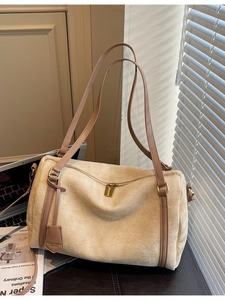 Grande borsa shopper beige in pelle scamosciata con manici marroni e ciondolo