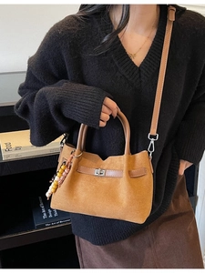 Sac seau en daim marron avec boucle métallique et pendentif en perles colorées