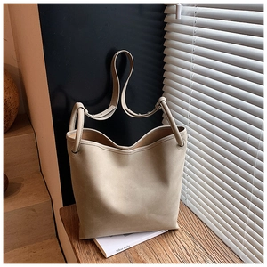 Details einer beigen Shopper-Tasche aus mattem Leder mit verstellbarem Gurt