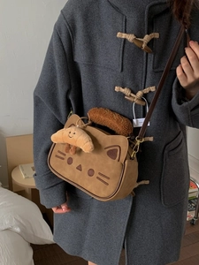 Sac bandoulière chat mignon en daim avec poignée en fourrure et charm croissant chic
