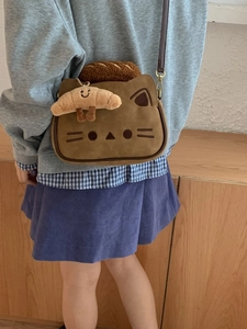 Sac bandoulière chat marron mignon avec pendentif croissant en peluche sur un modèle