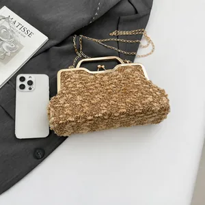 Λεπτομέρεια τσάντας tweed με χρυσή αλυσίδα και κινητό για σύγκριση μεγέθους