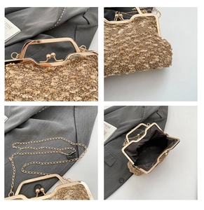 Vue macro du sac léopard en peluche avec cadre doré et détails de fermoir à boule