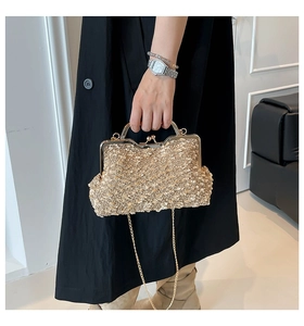 Détail du sac de soirée à paillettes dorées champagne avec poignée en métal et chaîne