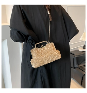 Gros plan sur un sac à chaîne pailleté doré avec fermoir rétro en cadre métallique