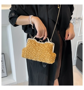Détail du sac bandoulière en peluche jaune avec cadre vintage et chaîne dorée