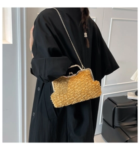 Gros plan du sac à main en peluche jaune moutarde avec texture grainée et chaîne dorée