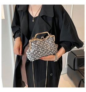 Détail du sac à main en tweed noir et blanc avec fermoir doré et bandoulière chaîne