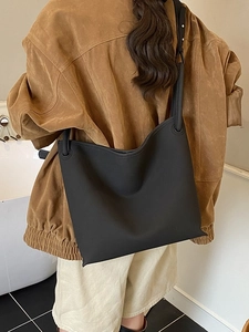 Minimalistische schwarze Shopper-Tasche aus mattem Leder mit breitem Schulterriemen