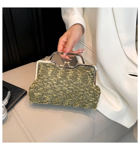 Détail du sac à fermoir vintage avec tissu léopard vert et poignée dorée