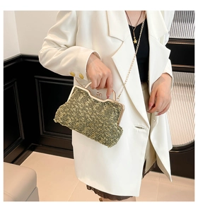Détail du sac à main en tweed vert mousse avec chaîne dorée et silhouette ondulée