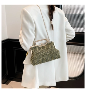 Détail du sac bandoulière en tweed vert avec cadre doré et bandoulière chaîne