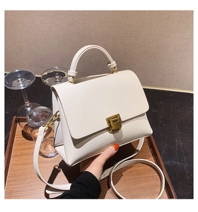 Détail du sac à main structuré blanc cassé avec fermoir rotatif doré et cuir à grain fin