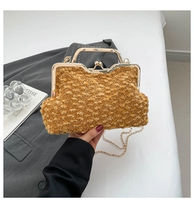 Détail de la pochette vintage à texture léopard avec poignée en métal doré