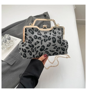 Gros plan du sac à main léopard avec cadre doré et fermoir à boule en métal chic
