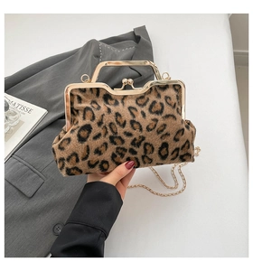 Détail d'un sac en peluche léopard avec cadre doré et bandoulière en chaîne dorée